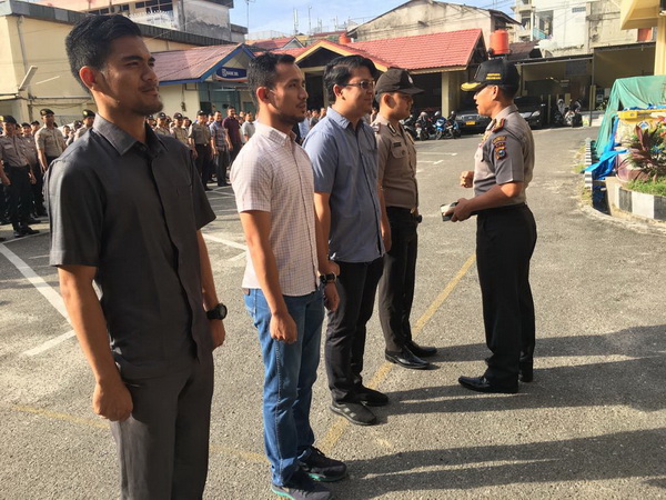 4 Personil Dapat Reward Dari Wakapolresta Pekanbaru